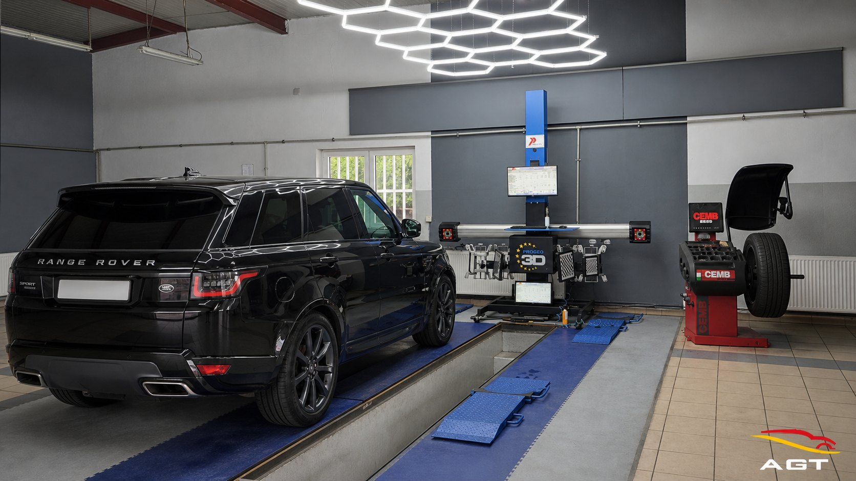 Range Rover podczas profesjonalnego serwisu kół
